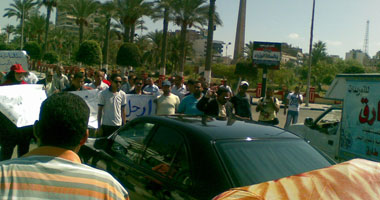 مظاهرة تعترض سيارة محافظ بورسعيد وتطالبه بالرحيل 