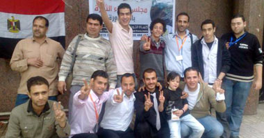 نشطاء الدقهلية فى حفل توقيع "دليل الناشط السياسى" 