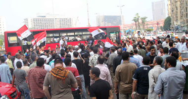 تجمع العشرات بميدان التحرير لحشد مسيرة للسفارة الإسرائيلية