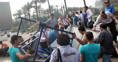 اللجان الشعبية تؤمن ميدان التحرير بالحواجز الحديدية