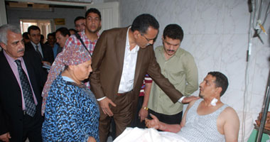  محافظ الشرقية يصرف تعويضات مالية لأسرة بسبب حريق شب بمنزلها