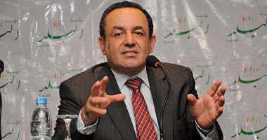 عمرو الشوبكى يتقدم بأوراق ترشحه عن دائرة الدقى بمحكمة الجيزة