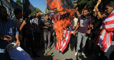 فلسطينيون يغلقون مؤسسات أمريكية بغزة بعد مقتل 3 طلاب بالولايات المتحدة