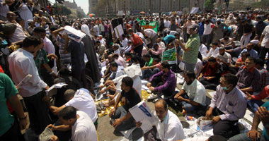 متظاهرو التحرير يؤدون صلاة العصر وسط الميدان