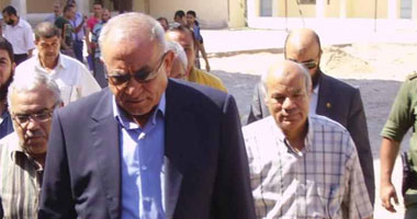 محافظ دمياط يشارك الطالبات طابور الصباح فى أول يوم دراسى