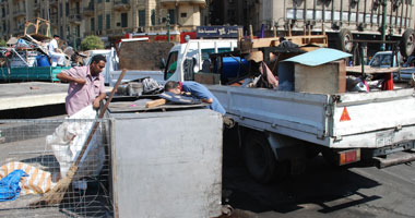 بالصور.. حملة مكبرة لإزالة التعديات والإشغالات بميدان التحرير.. ومحافظ القاهرة يؤكد: ستتم إزالة اللافتات الإعلانية والوصلات الكهربائية المخالفة