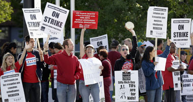 شاهد .. المعلمون فى شيكاغو يرفعون شعار "الإضراب هو الحل"