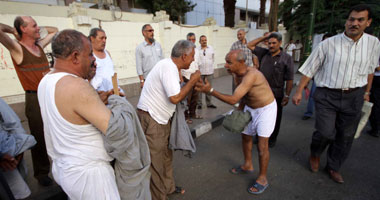 عمال النيل لحليج الأقطان يتظاهرون أمام مجلس الوزراء لتأخر رواتبهم