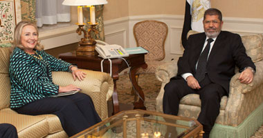 وثائق أمريكية تكشف: كلينتون عرضت على مرسى إرسال خبراء لـ"هيكلة الداخلية"