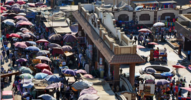 الباعة الجائلون يحتلون محطة مترو حلوان.. "بلطجية" يعتدون على محررى "اليوم السابع" ويحتجزونهما لمدة ساعة.. وعمال بالمحطة: يعرفون مواعيد الحملات الأمنية قبل تنفيذها..والشرطة تلغى حملة خوفا من الاشتباكات