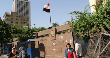 تغيير علم مصر الـ"المهلهل" بعلم "نصف عمر" على باب وزير الإعلام
