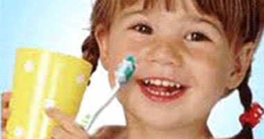 إعطاء الطفل مضادا حيويا للالتهابات فى الصغر يسبب تآكل مينا الأسنان 