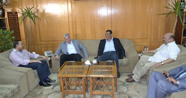 محافظ الإسماعيلية ورئيس شركة المقاولون العرب يبحثان مشروعات الإسكان 