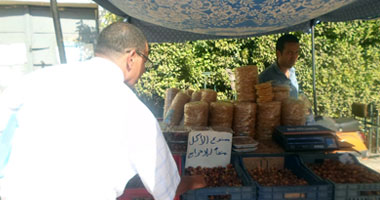 عند محمد بياع البلح.. تشترى آه.. تدوق لأ