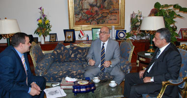 وزير التعليم يخاطب "الإسكان" لتوفير أراضٍ لبناء مدارس بالعاشر من رمضان