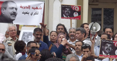 بالصور.. زوجتا شكرى بالعيد والبراهمى تشاركان فى مسيرة ضد النظام التونسى