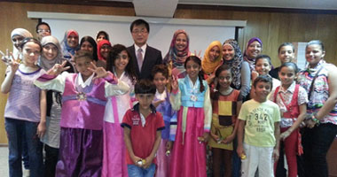 بالصور..السفارة الكورية تحتفل بعيد الشكر مع الأطفال بألعابهم وملابسهم التقليدية