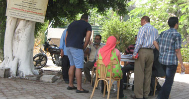 بالصور.. أمن جامعة عين شمس يمنع طالب من دخول الحرم بـ"الشورت" 