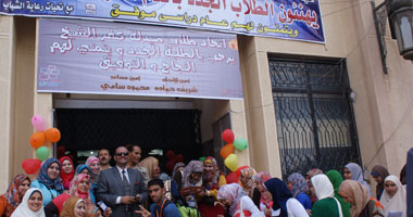 "صيدلية كفر الشيخ" تستقبل العام الدراسى بالأغانى الوطنية وأعلام مصر