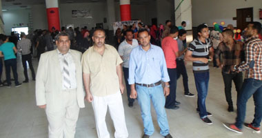 طلاب التعليم المفتوح ينظمون وقفة احتجاجية أمام كلية الحقوق بجامعة السويس