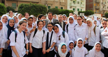 مدير أمن السويس: اليوم الدراسى الأول مر دون مشاكل..ومحافظ البحيرة يفتتح مدرسة "كوم زمران" بتكلفة 3 ملايين جنيه..وافتتاح 21 مدرسة بأسوان تكلفتها 50 مليونا..واحتجاجية لطلاب "المفتوح" بحقوق الإسماعيلية