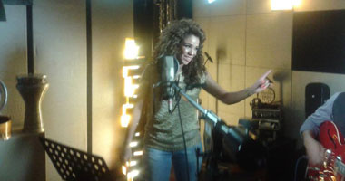 بالصور.. أمينة تنتظر ديو "هاتولى راجل" مع هانى عادل