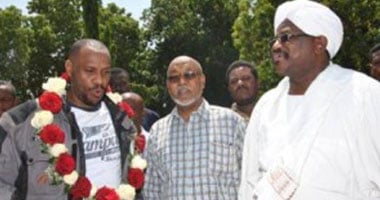 الرحالة السودانى "أبى الأمين" يصل الخرطوم منهيا رحلته لقارتى أفريقيا وأوروبا