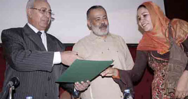 عبد الرحمن وشومان يوزعان جوائز مسابقتى عمالة المرأة والشباب المصرى
