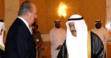 أمير الكويت يسلم العاهل الإسبانى وساماً