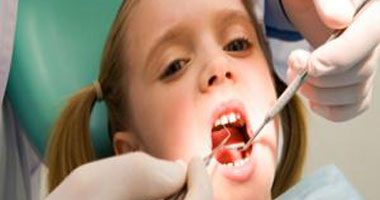 خبير أمريكى: تسوس الأسنان يمكن أن يبدأ فى سن 6 أشهر