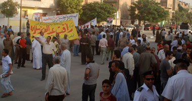 بالصور.. مرشحو الوطنى بحلوان يرقصون أمام المجمعات الانتخابية