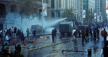 اعتقال 7 ضباط تشيليين بتهمة حرق مواطن أمريكى خلال تظاهرة عام 1986