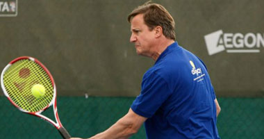  رئيس الوزراء البريطانى يلعب التنس مع أطفال ذى 12 عاماً