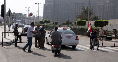 متظاهرو التحرير يغلقون مداخل الميدان بالحواجز الحديدية