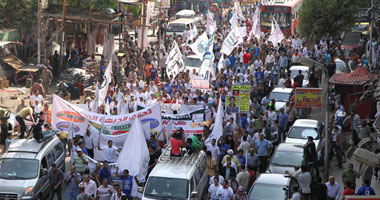 بالصور.. متظاهرو"السيدة زينب"و"الأزهر" يرفعون أعلاماً ضد "مرسى" و"الجماعة"