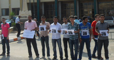 وقفة احتجاجية لطلبة جامعة سيناء احتجاجًا على اختطاف زميلهم
