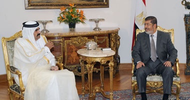أمير قطر يغادر القاهرة بعد لقائه الرئيس مرسى