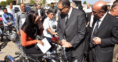 توزيع 30 دراجة بخارية لذوى الاحتياجات بالبحيرة 