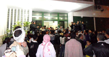 محافظ الوادى الجديد ينجح فى فض اعتصام المتظاهرين بعد تلبية مطالبهم 