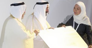 زوجة "العوا" تفوز بجائزة اتصالات 2011 بمعرض الشارقة
