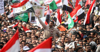 الآلاف يحتشدون بـ"التحرير".. وحملة "أبوإسماعيل" توزع بيانات تطالب "العسكرى" بـ"الوفاء بالوعد".. و"شباب الثورة" يتمسك بنقل السلطة قبل منتصف 2012 ويؤكد رفض وثيقة السلمى