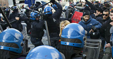 الشرطة الإيطالية تفرق متظاهرين يحتجون ضد زيارة رئيس الوزراء لنابولي