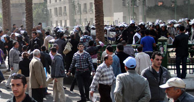 تجمع العشرات من متظاهرى التحرير يحاولون الرجوع للاعتصام