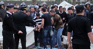 الأمن يفض اعتصام التحرير بالقوة وأنباء عن إصابة العشرات 