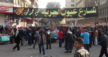 العشرات يواصلون تظاهرهم بمحمد محمود وكردون بشرى أمام الجدار العازل