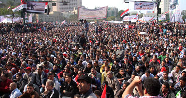 بالفيديو.. متظاهرو التحرير يؤدون صلاة الغائب على أرواح الشهداء 