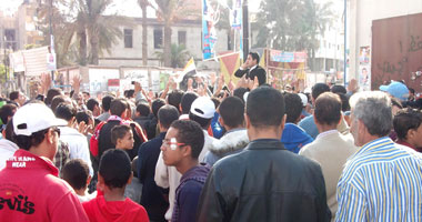 شارع مجلس الشعب يكتظ بالمتظاهرين اعتراضاً على الجنزورى
