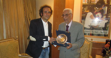  أكاديمية المستقبل تكرم عمرو حمزاوى 