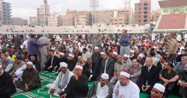 بالصور.. ميدان الثورة بالمنصورة يستعيد ذاكرة ثورة 25 يناير.. عشرات الآلاف يؤدون صلاة العيد وشباب الميدان يشعلون النيران فى لافتات الفلول.. ووقفة تضامينة مع شهداء الثورة ودعوات لمظاهرة 18 نوفمبر