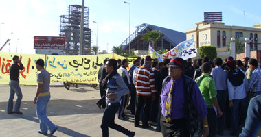 معتصمو "موبكو": بلطجية اقتحموا المصنع بالسنج واستولوا على هواتفنا ونقودنا